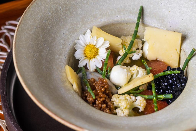 LatAm50BR24-riodestination-mesadolado