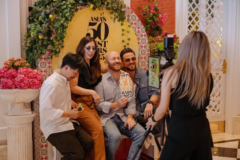 A group of people sitting on a bench

AI-generated content may be incorrect.